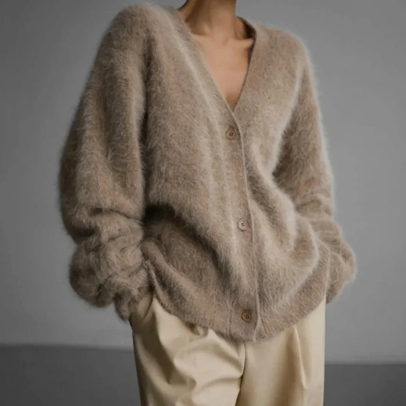 Alicia | Damen Flauschige Strickjacke mit V Ausschnitt und Knöpfen