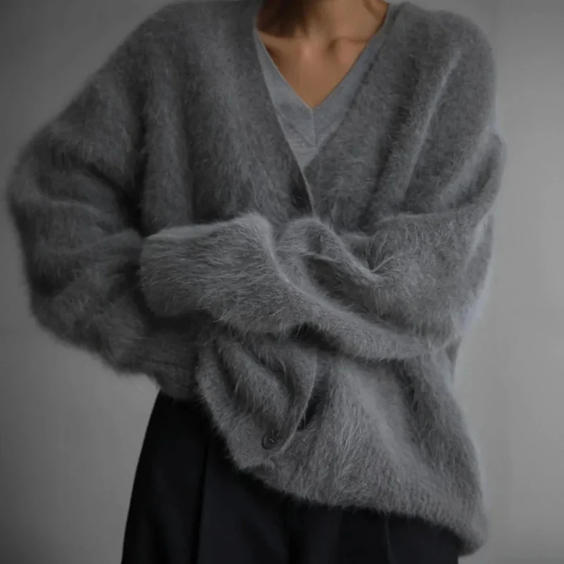 Alicia | Damen Flauschige Strickjacke mit V Ausschnitt und Knöpfen