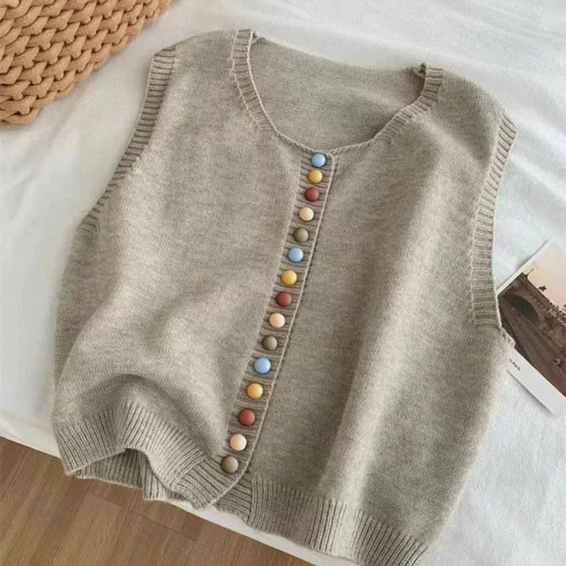 Ottilie | Damen Strickweste mit Farbigen Knöpfen