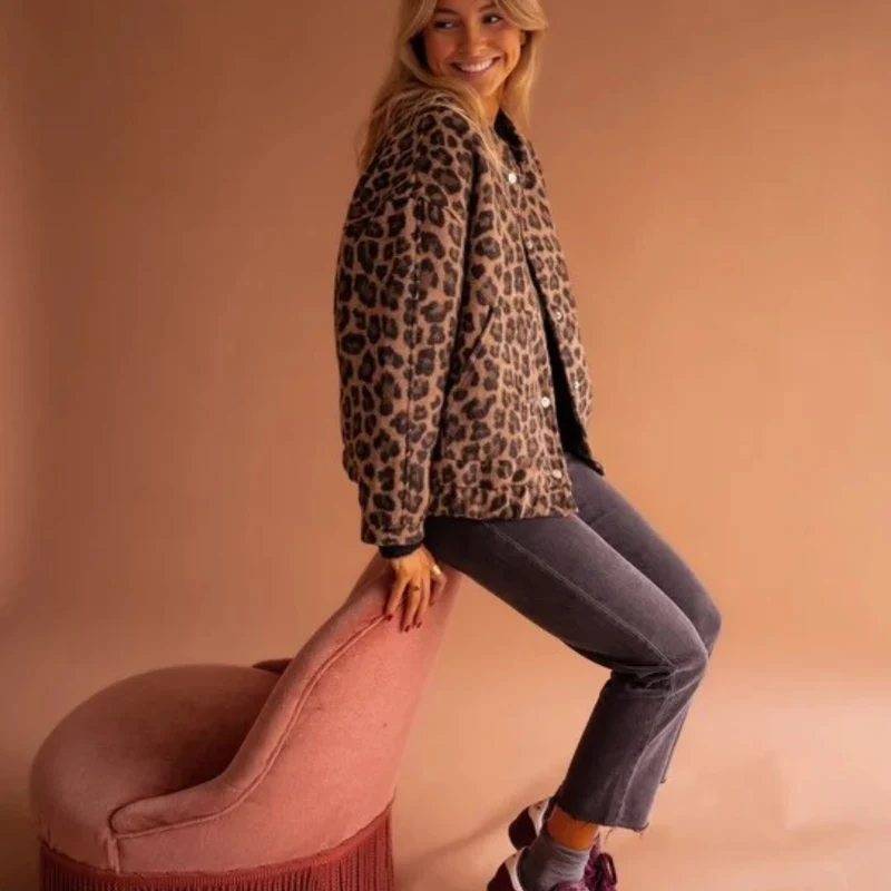 Sabrina | Damen Braune Steppjacke mit Leo Muster