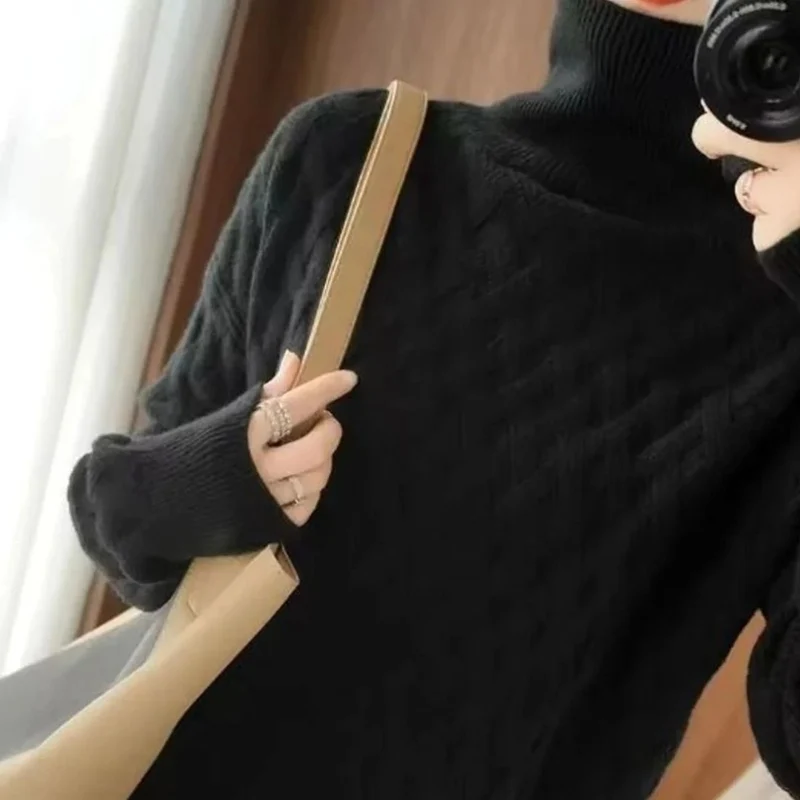Dorothee | Damen Rollkragenpullover mit Kabel Design und Oversized Schnitt
