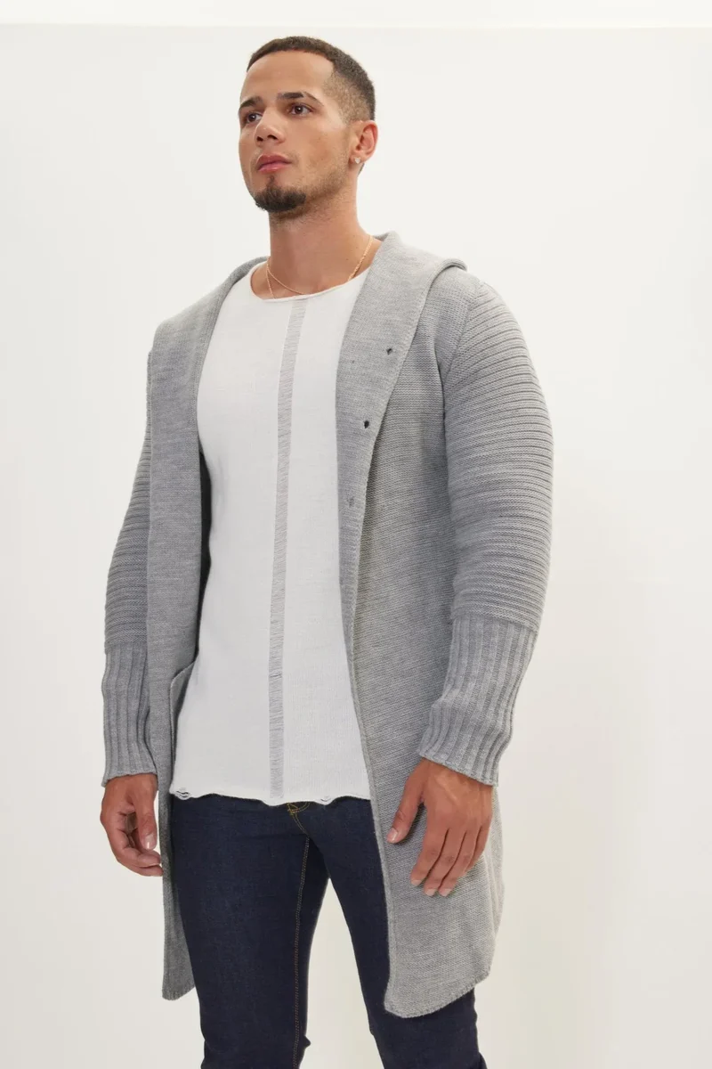 Langer Strickcardigan mit Kapuze und Knöpfen – Baptiste