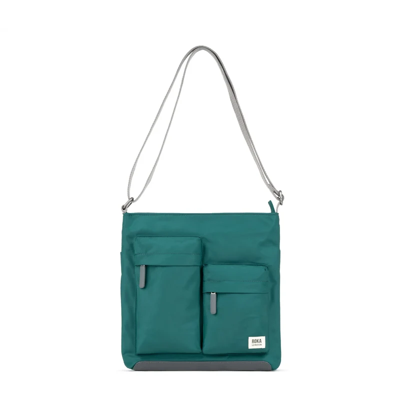 ROKA Kennington M Mittelgroße Tasche aus recyceltem Nylon - Blaugrün