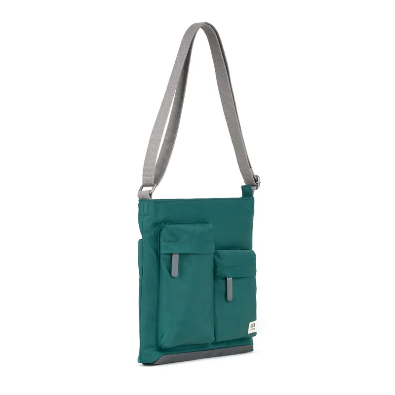 ROKA Kennington M Mittelgroße Tasche aus recyceltem Nylon - Blaugrün