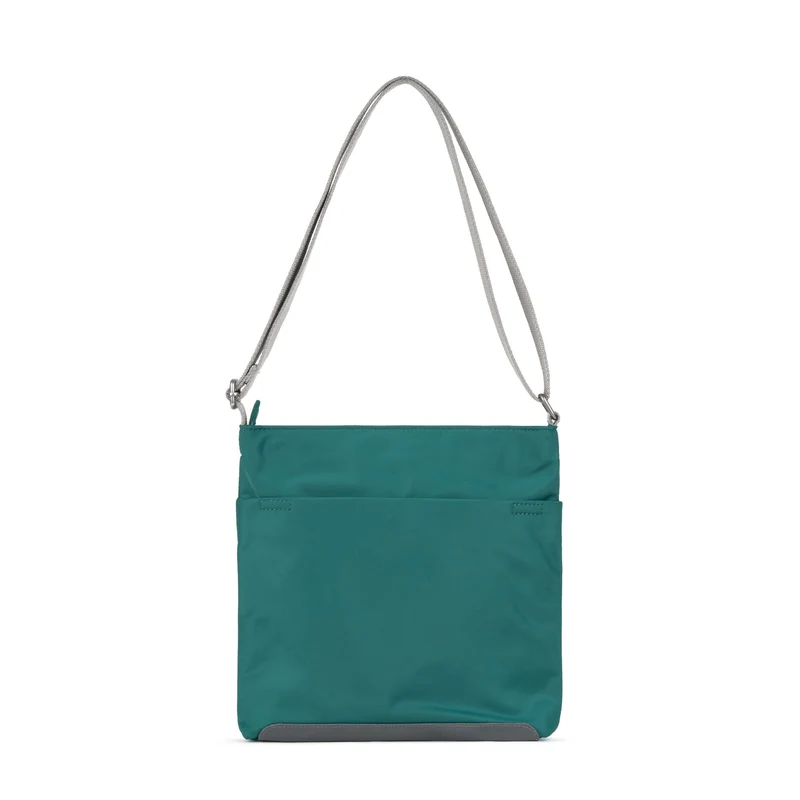 ROKA Kennington M Mittelgroße Tasche aus recyceltem Nylon - Blaugrün