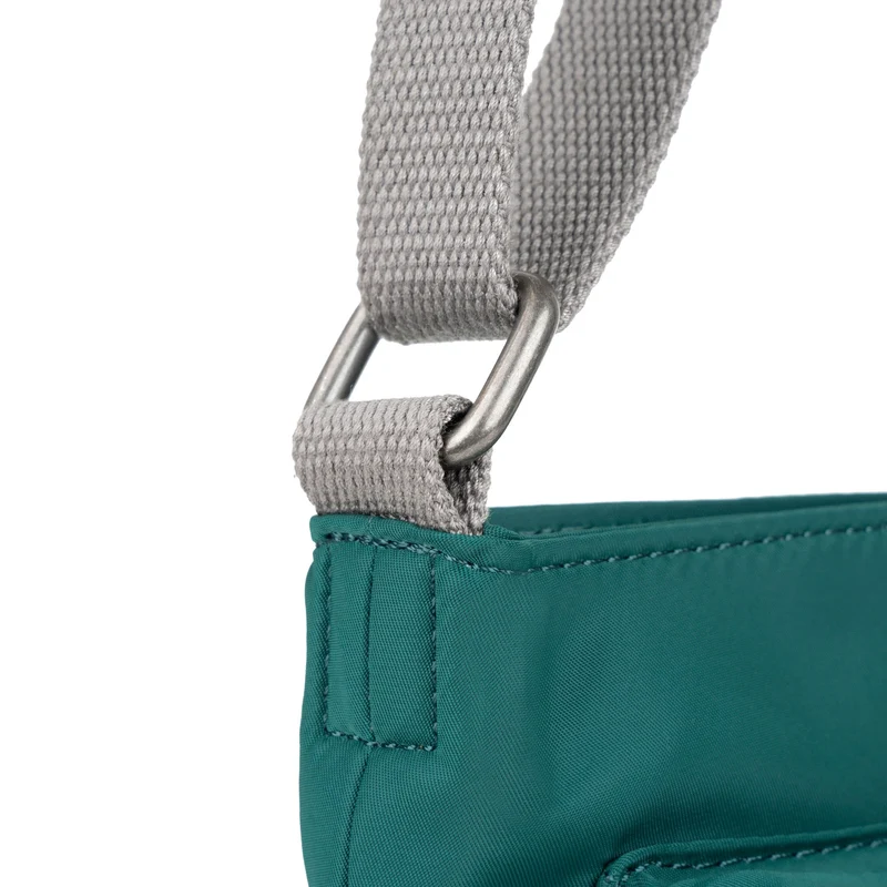ROKA Kennington M Mittelgroße Tasche aus recyceltem Nylon - Blaugrün