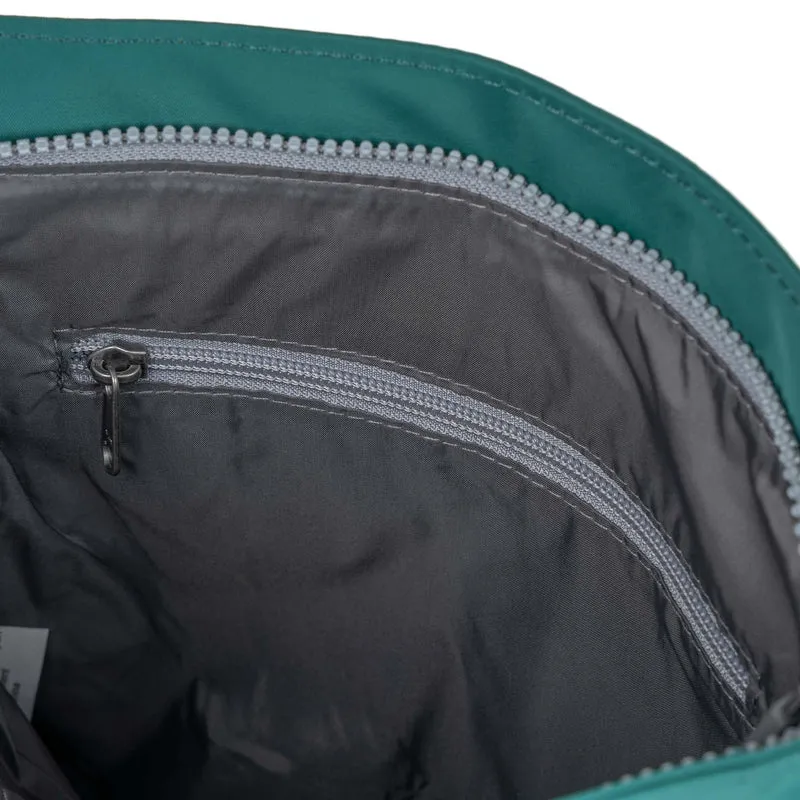ROKA Kennington M Mittelgroße Tasche aus recyceltem Nylon - Blaugrün