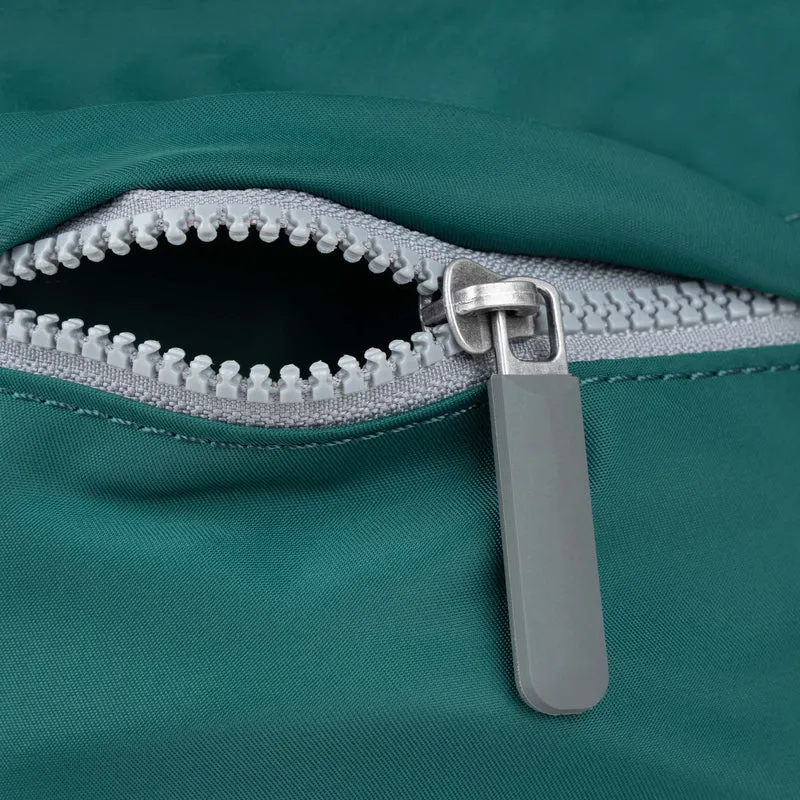 ROKA Kennington M Mittelgroße Tasche aus recyceltem Nylon - Blaugrün