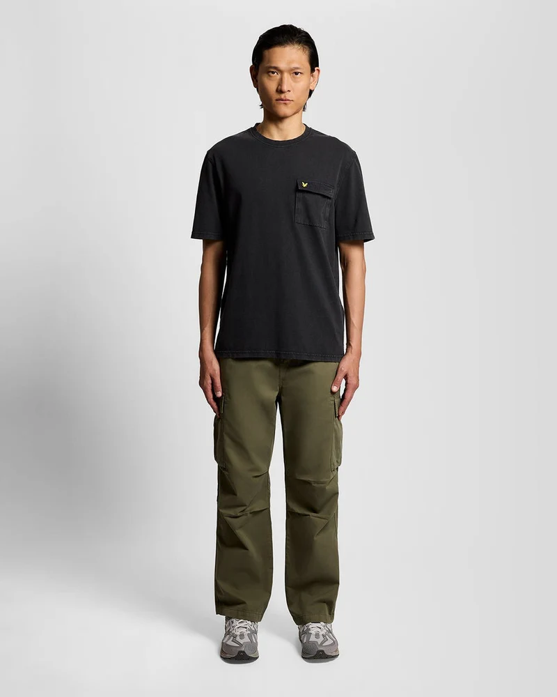 Lyle & Scott Herren-T-Shirt mit Cargotasche | Tiefschwarz