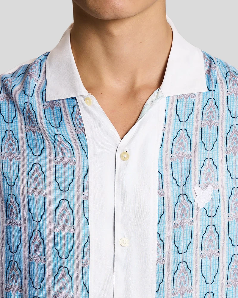 Lyle & Scott Herren Kurzarmhemd mit Blumenmuster | Mandelcreme, Parmablau