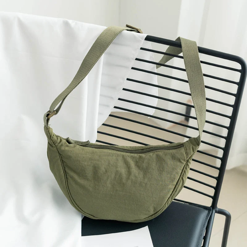 Damen-Umhängetasche aus Nylon in Halbmondform mit verstellbarem Riemen – Vianne