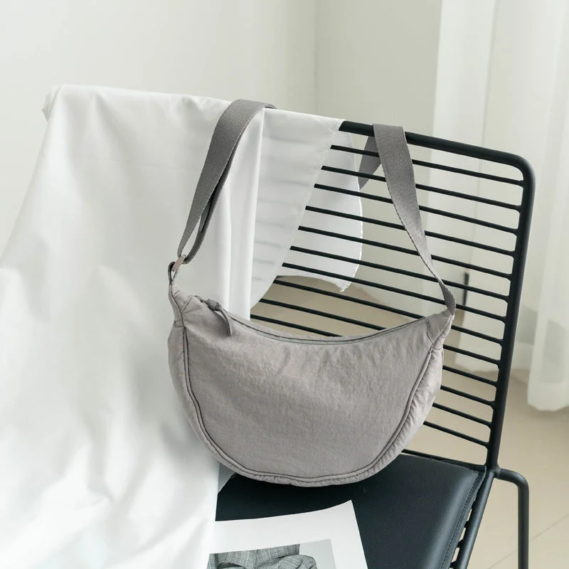 Damen-Umhängetasche aus Nylon in Halbmondform mit verstellbarem Riemen – Vianne