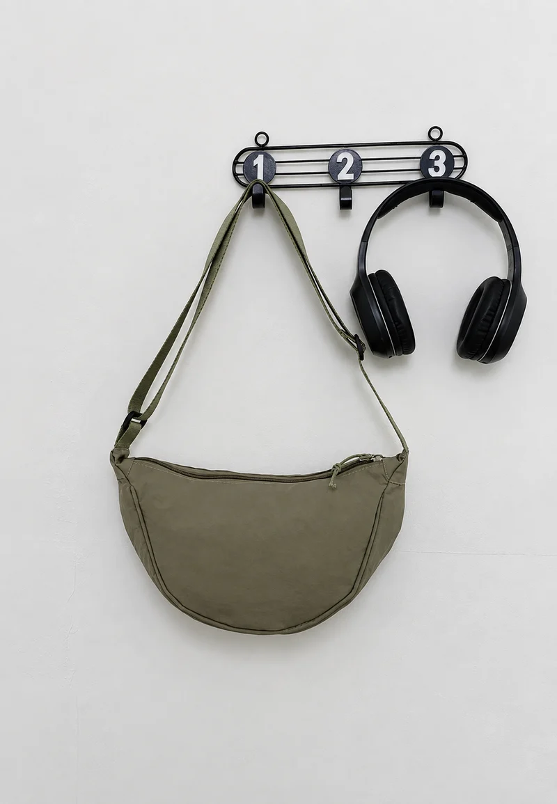 Damen-Umhängetasche aus Nylon in Halbmondform mit verstellbarem Riemen – Nerea