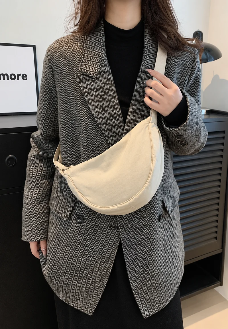 Damen-Umhängetasche aus Nylon in Halbmondform mit verstellbarem Riemen – Apolline
