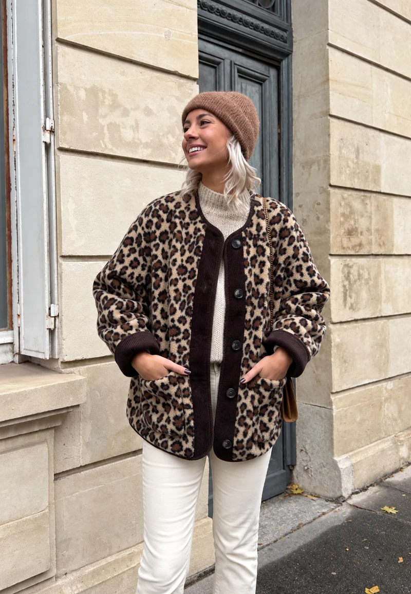 Damenjacke mit Leopardenmuster und kontrastfarbenen Paspeln – Bulera