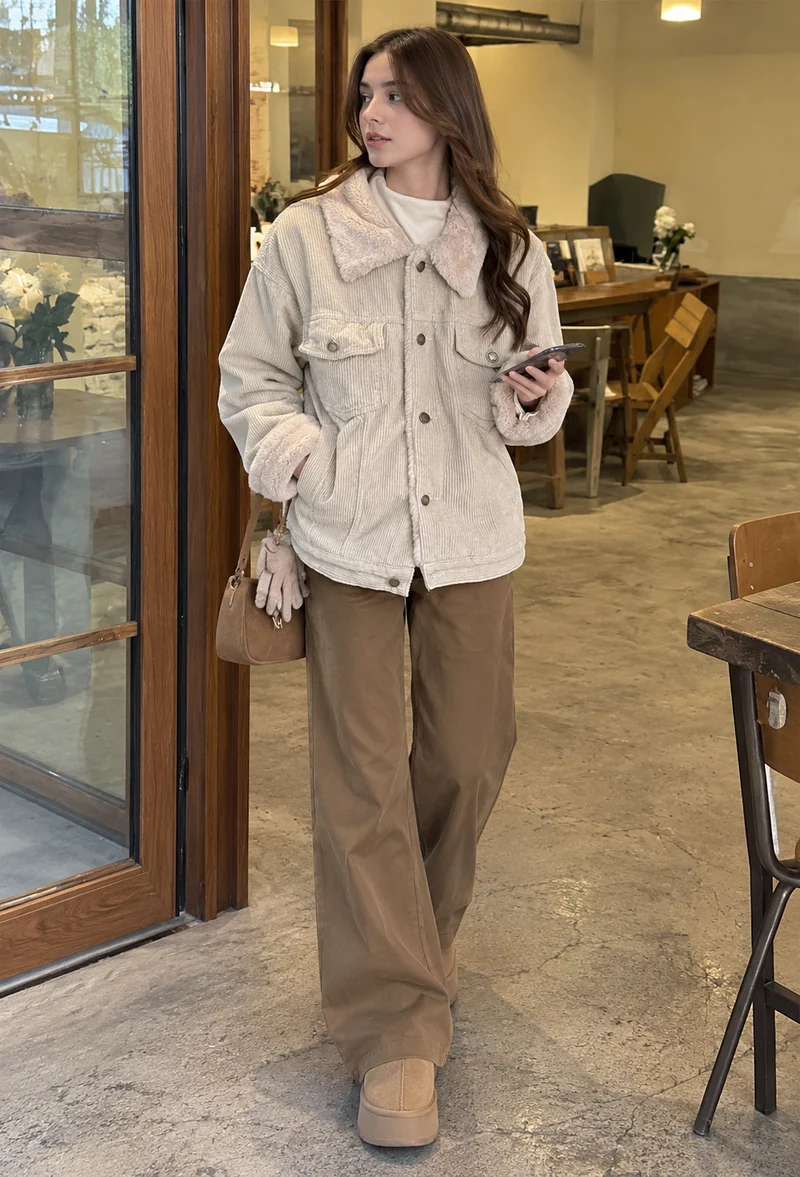Damen-Cordjacke mit Lammfelloptik am Kragen und Taschen – Sidonie