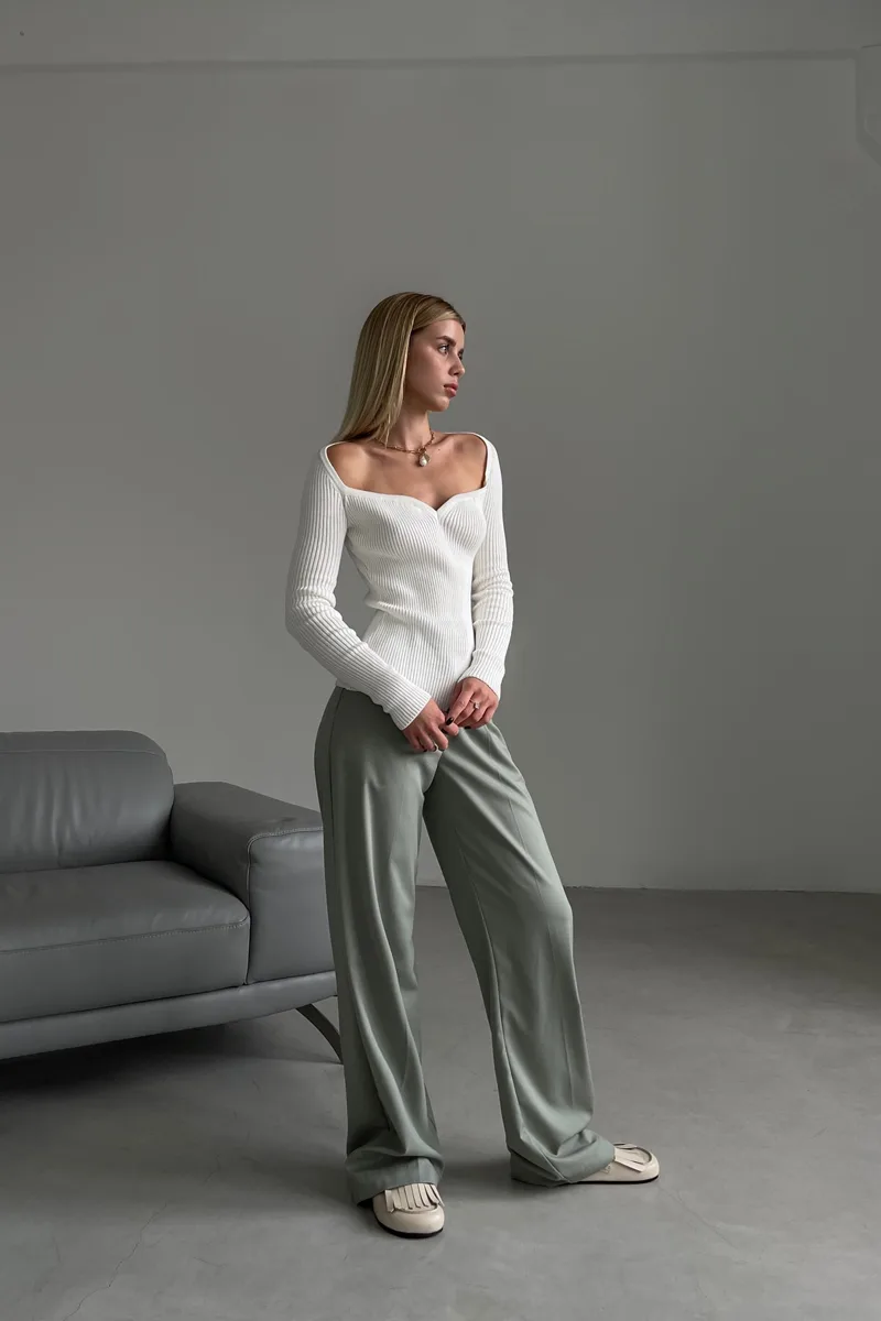 Damenpullover mit Rippmuster und freien Schultern – Colette