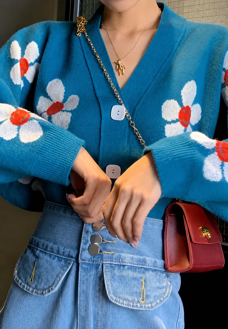 Damen-Strickjacke mit Blumenmuster und V-Ausschnitt – Santera