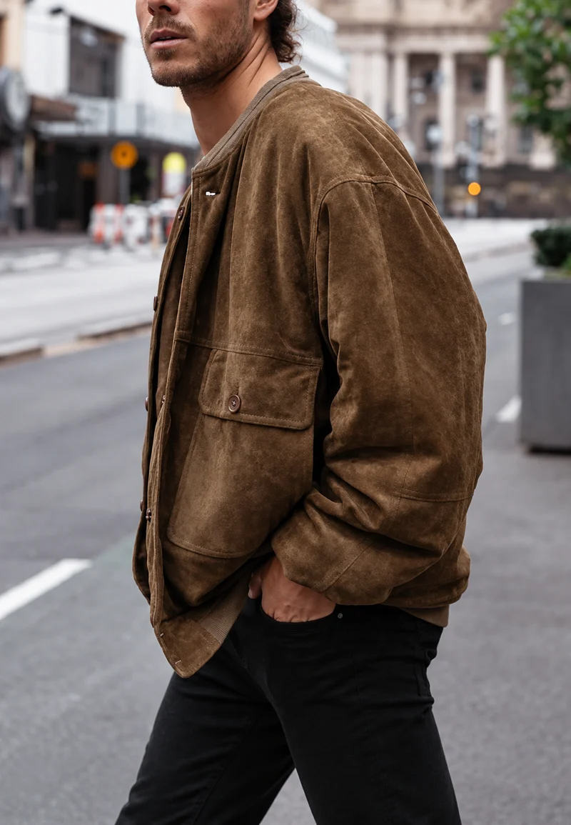 Herrenjacke in Wildlederoptik, lockerer Schnitt, mit Taschen – Mikkel