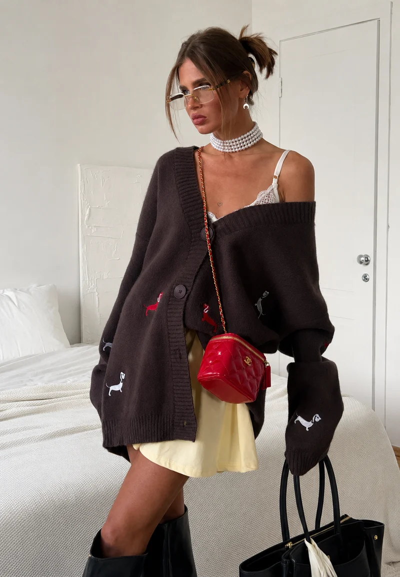 Oversize-Strickjacke für Damen mit V-Ausschnitt, Knöpfen und Dackelmotiven – Marlis