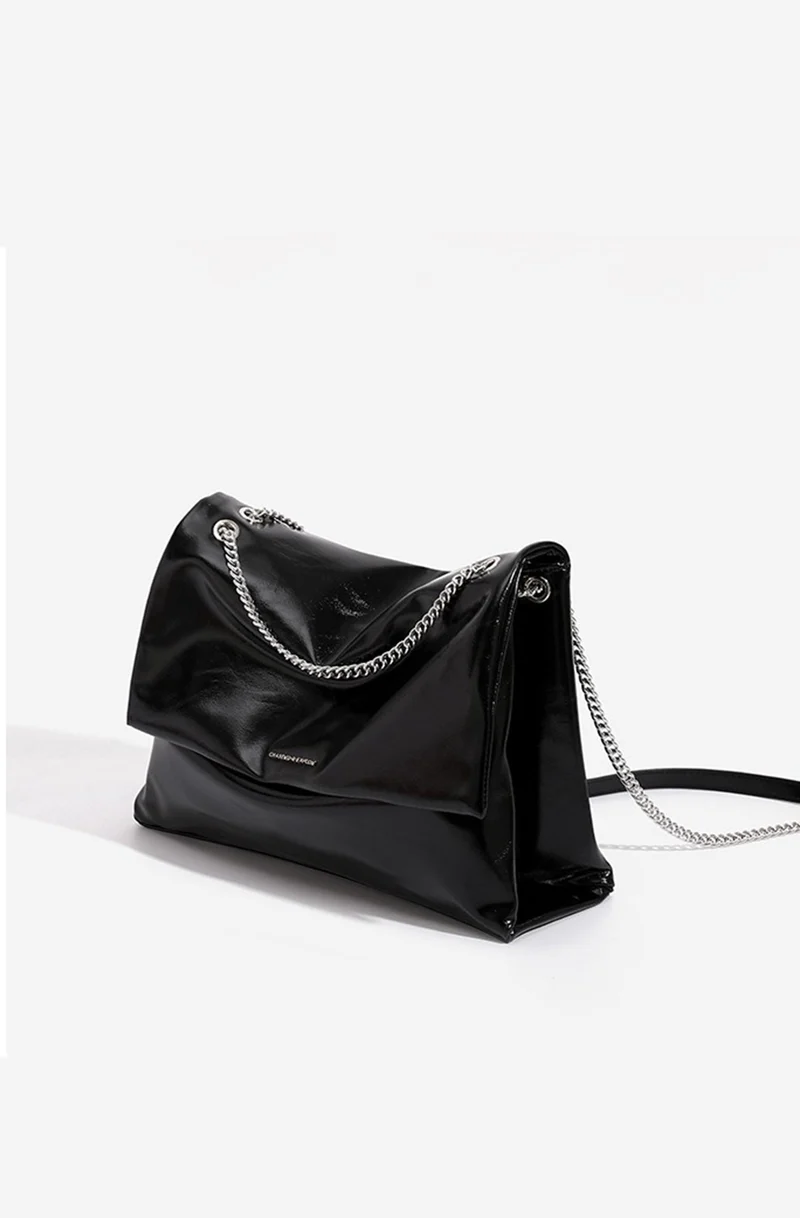 Damen-Umhängetasche mit Überschlag und Metallkette