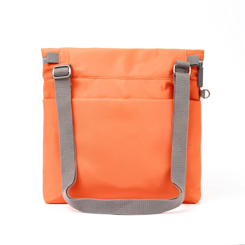 ROKA Stratford L Tasche aus recyceltem Nylon | Firecracker