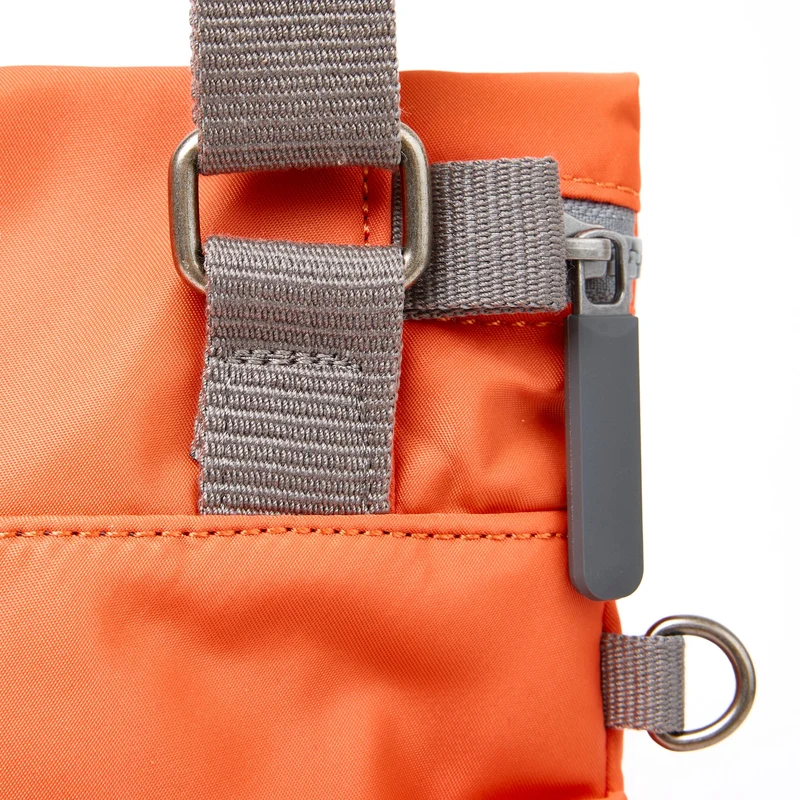 ROKA Stratford L Tasche aus recyceltem Nylon | Firecracker