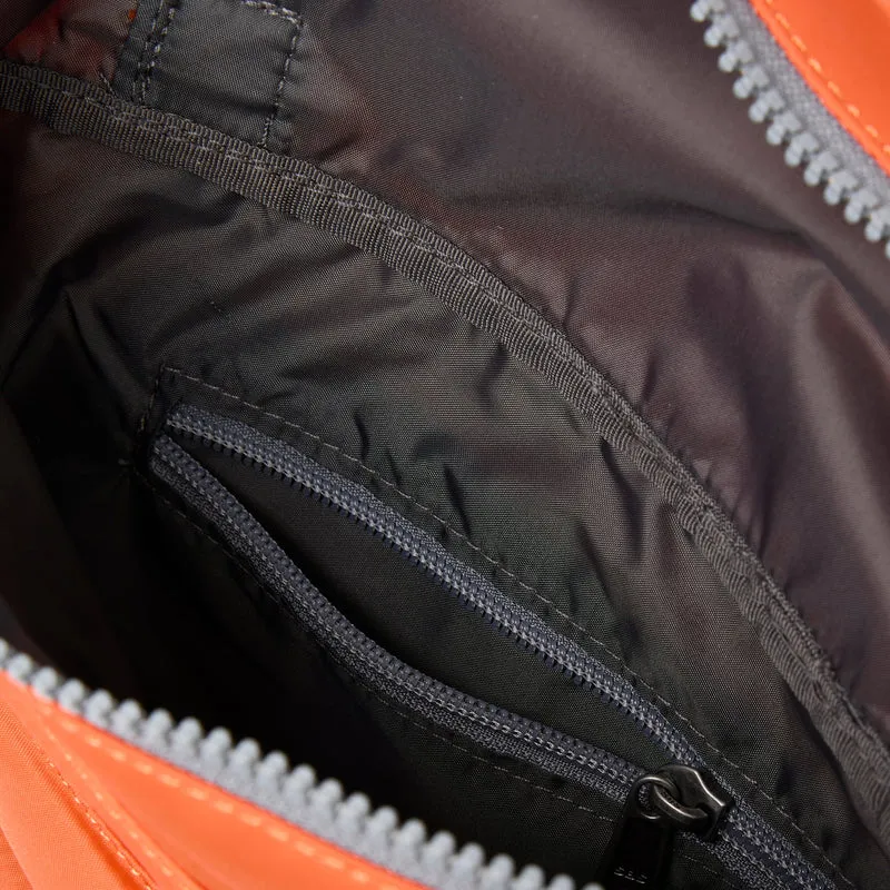 ROKA Stratford L Tasche aus recyceltem Nylon | Firecracker