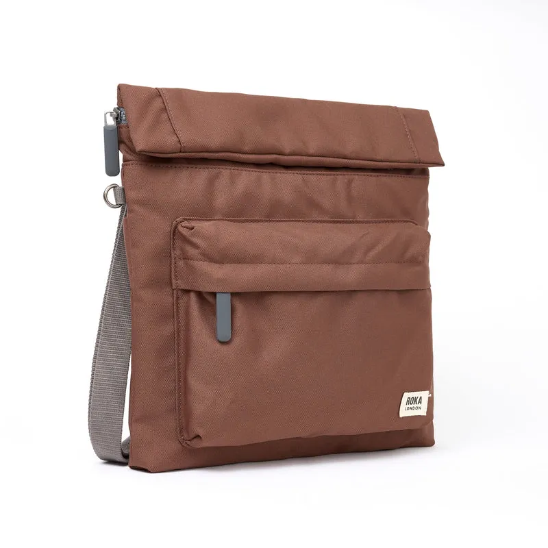 ROKA Stratford L Tasche aus recyceltem Nylon | Kakao