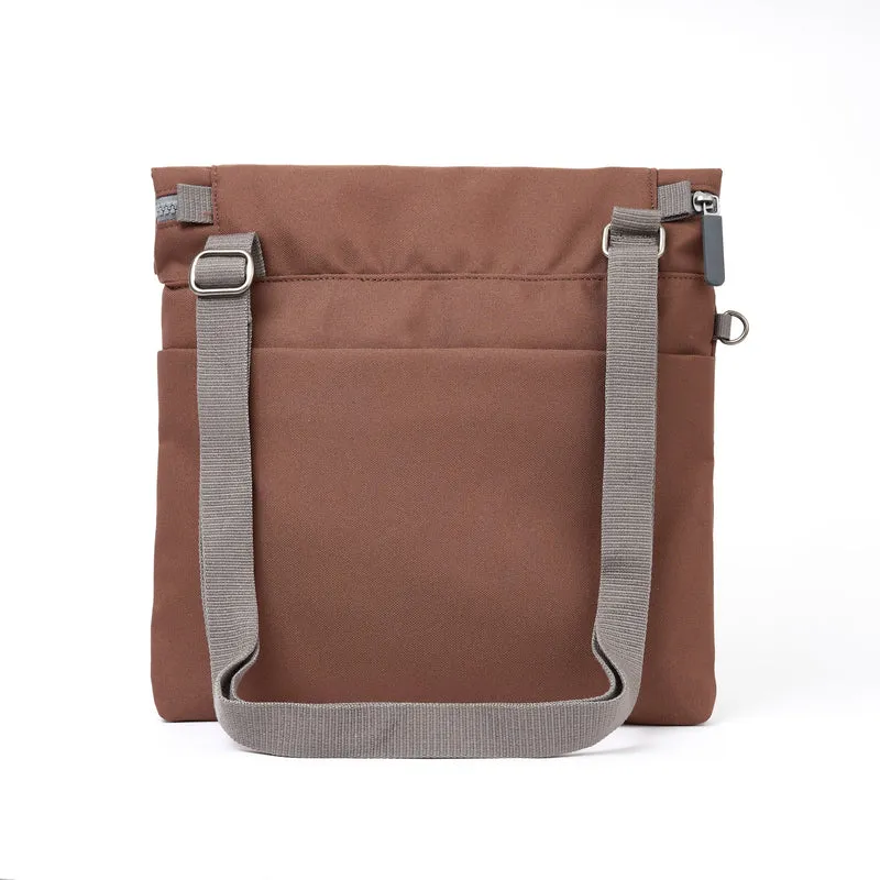 ROKA Stratford L Tasche aus recyceltem Nylon | Kakao