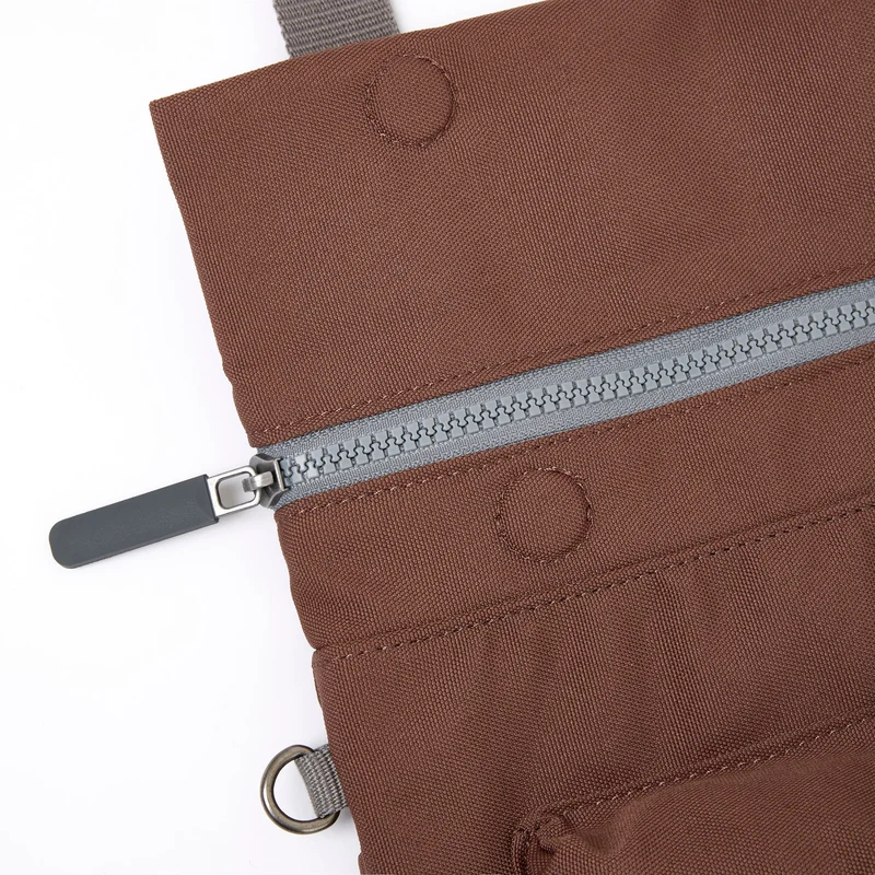 ROKA Stratford L Tasche aus recyceltem Nylon | Kakao