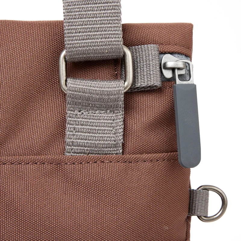 ROKA Stratford L Tasche aus recyceltem Nylon | Kakao