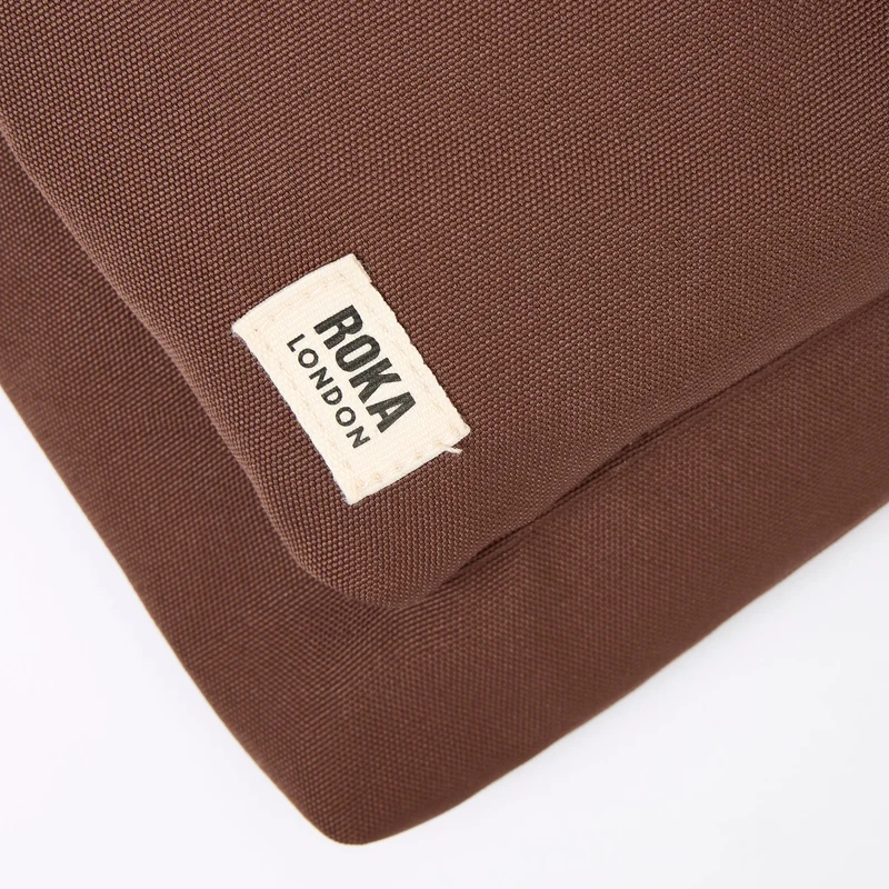 ROKA Stratford L Tasche aus recyceltem Nylon | Kakao