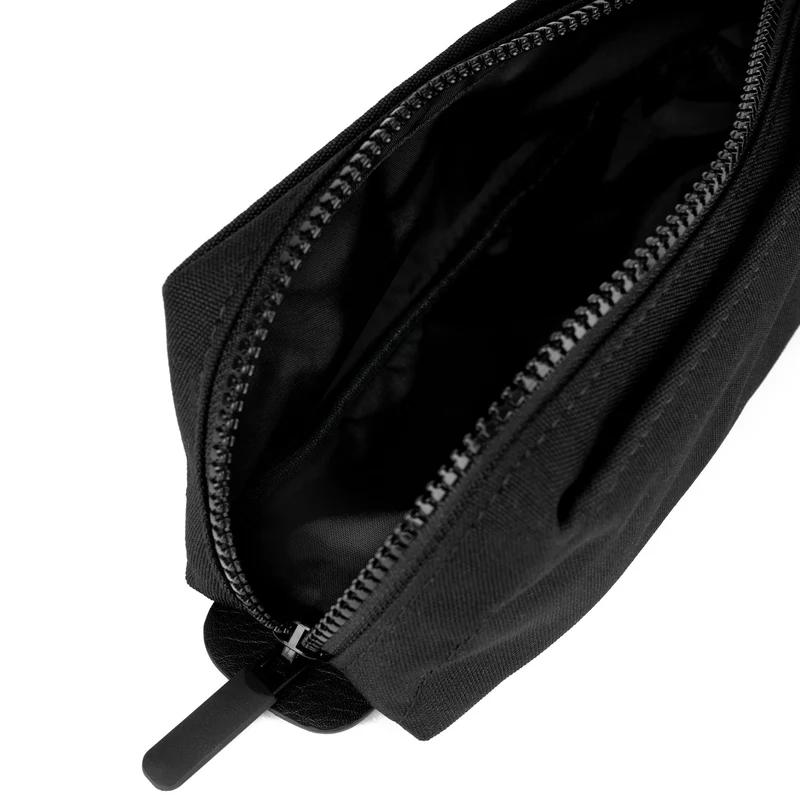 ROKA Pimlico Kleiner Beutel aus recyceltem Canvas, komplett schwarz