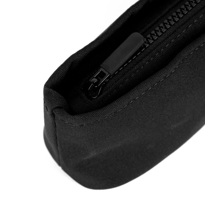 ROKA Pimlico Kleiner Beutel aus recyceltem Canvas, komplett schwarz