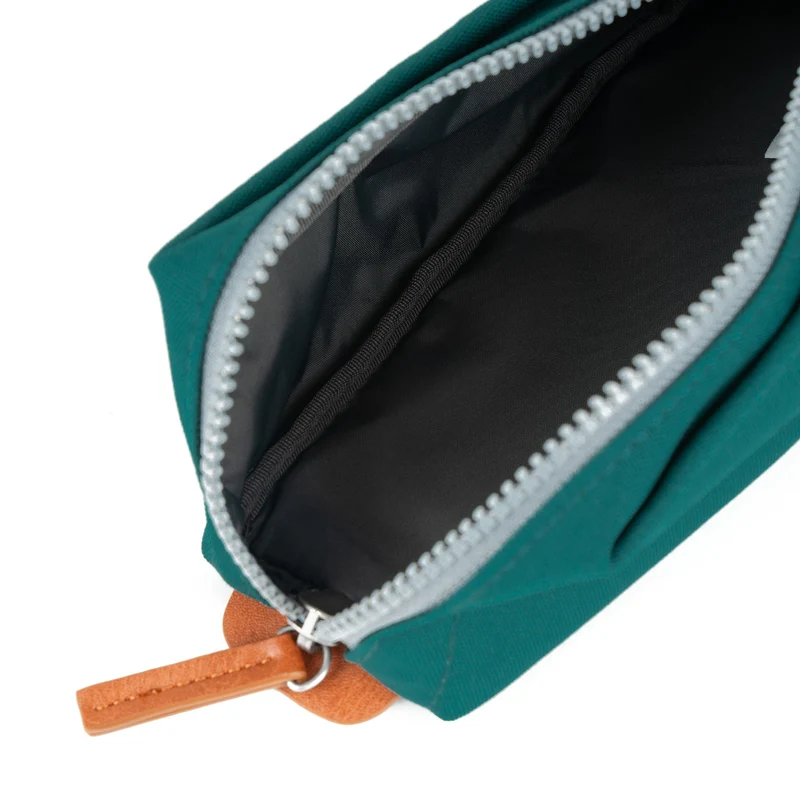 ROKA Kleiner Beutel aus recyceltem Canvas, Pimlico Teal
