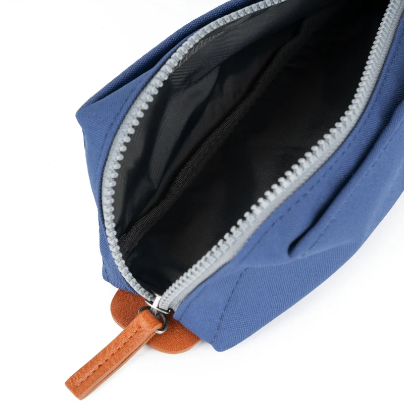 ROKA Pimlico Beutel aus recyceltem Canvas, kleines Modell in gebranntem Blau