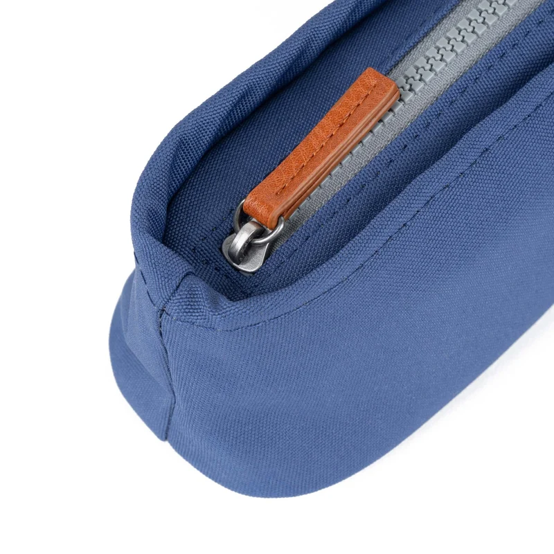 ROKA Pimlico Beutel aus recyceltem Canvas, kleines Modell in gebranntem Blau