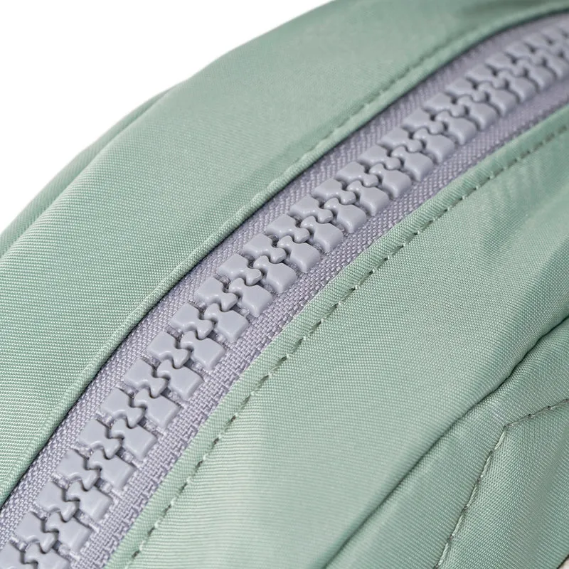 ROKA Paddington B Kleine Tasche aus recyceltem Nylon | Frost