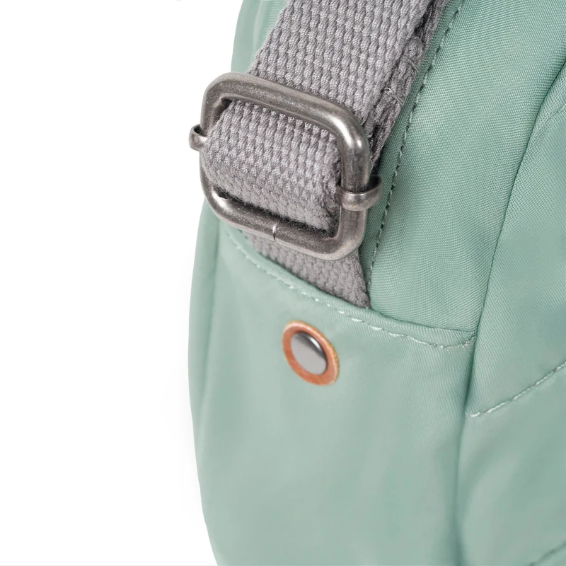 ROKA Paddington B Kleine Tasche aus recyceltem Nylon | Frost