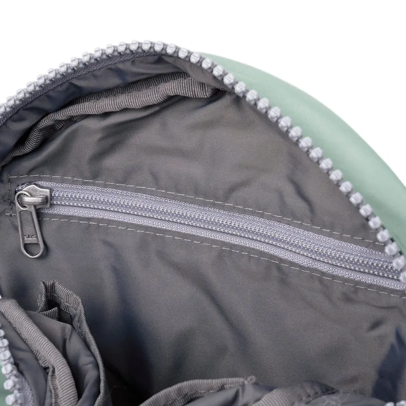 ROKA Paddington B Kleine Tasche aus recyceltem Nylon | Frost