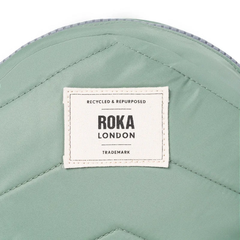 ROKA Paddington B Kleine Tasche aus recyceltem Nylon | Frost