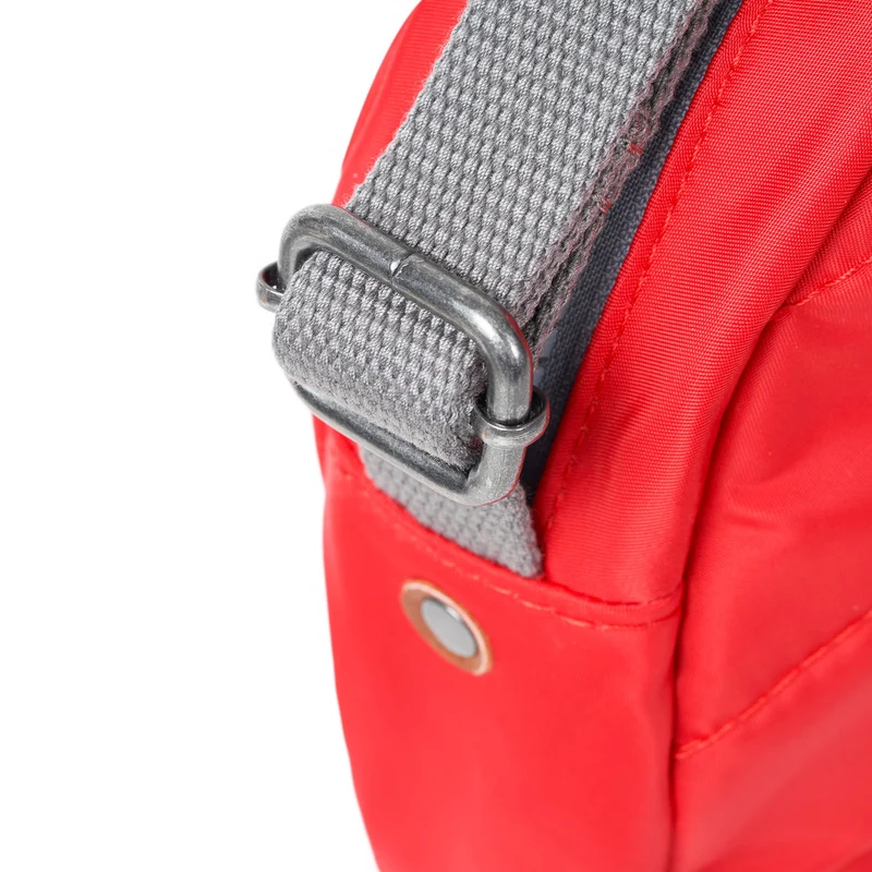 ROKA Paddington B Kleiner Beutel aus recyceltem Nylon | Chiliöl