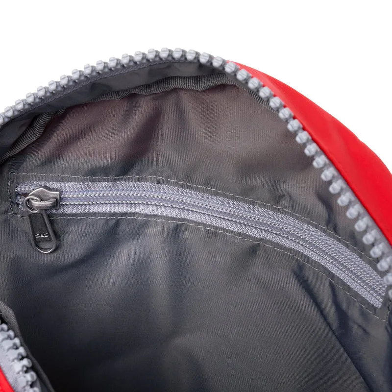 ROKA Paddington B Kleiner Beutel aus recyceltem Nylon | Chiliöl
