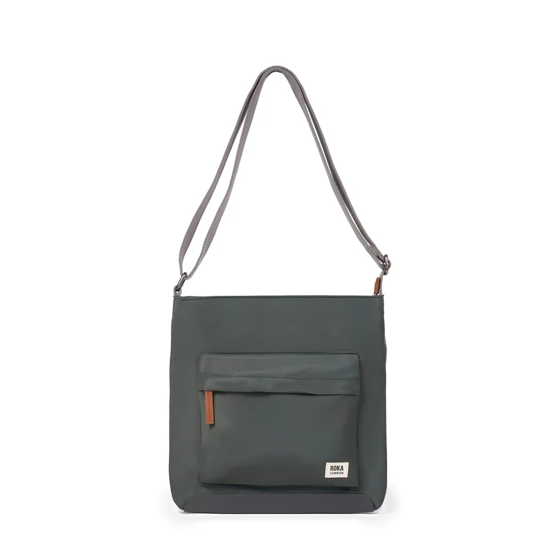 ROKA Kennington Mittelgroße Tasche aus recyceltem Nylon | Thymian