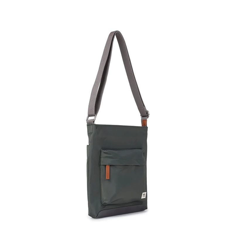 ROKA Kennington Mittelgroße Tasche aus recyceltem Nylon | Thymian