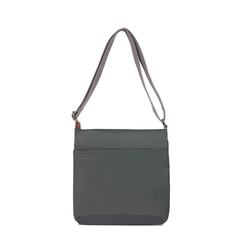 ROKA Kennington Mittelgroße Tasche aus recyceltem Nylon | Thymian