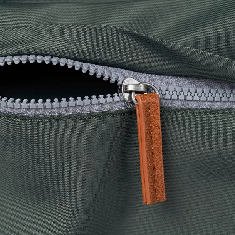 ROKA Kennington Mittelgroße Tasche aus recyceltem Nylon | Thymian