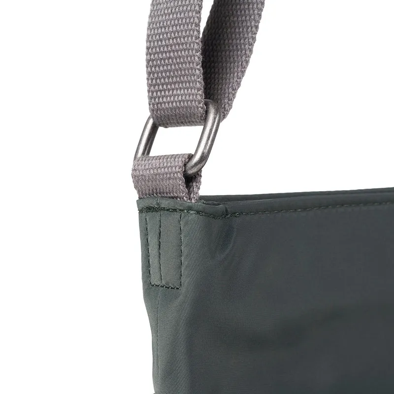 ROKA Kennington Mittelgroße Tasche aus recyceltem Nylon | Thymian