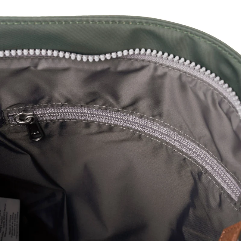 ROKA Kennington Mittelgroße Tasche aus recyceltem Nylon | Thymian